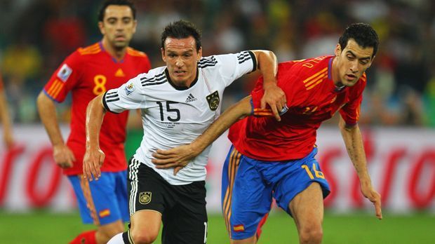 
                <strong>Deutschland verliert im WM-Halbfinale gegen Spanien</strong><br>
                Und auf Nationalmannschaftsebene? Vom Weltmeistertitel der deutschen Mannschaft träumte 2010 vermutlich schon der ein oder andere, Realität wurde er aber noch nicht. Bei der WM in Südafrika musste sich die DFB-Auswahl (damals mit Piotr Trochowski, Foto) dem späteren Champion Spanien im Halbfinale mit 0:1 geschlagen geben. 
              