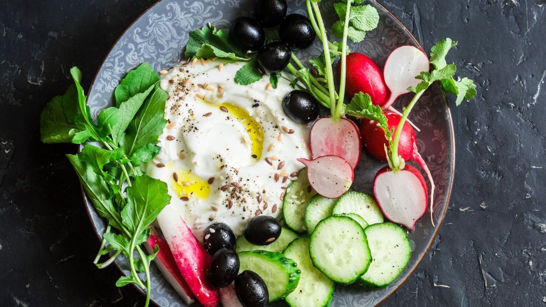 Griechischer Joghurt ist unser Sommerliebling! So genießt du ihn mit Salat.