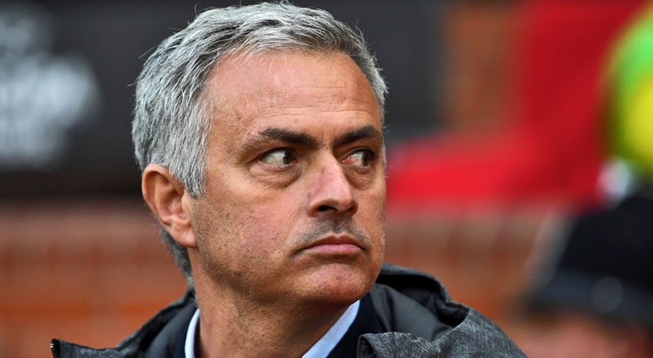 
                <strong>Jose Mourinho</strong><br>
                Star-Trainer Jose Mourinho ist dank seiner speziellen Art überall auch als "The Special One" bekannt - die Mitarbeiter bei seinem aktuellen Klub Manchester United sollen sich jedoch einen neuen Spitznamen für den Portugiesen überlegt haben. Wie die "Sun" erfahren haben will, nennen die United-Kollegen den Coach insgeheim "Daisy". Und diesen wenig schmeichelhaften Namen hat sich Mourinho wohl dank seiner Bequemlichkeit im Straßenverkehr verdient: Der "Auserwählte" wohnt in Manchester weiterhin im Hotel und lässt sich ganz entspannt per Chauffeur durch die Stadt kutschieren, egal ob zum nahe gelegenen Trainingsgelände oder zum Flughafen. Damit soll Mourinho die Klub-Angestellten an den Oscar-prämierten Film "Miss Daisy und ihr Chauffeur" aus dem Jahr 1989 erinnert haben. Ob sich "Mou" deshalb in Zukunft wieder selbst hinters Steuer setzt? "Daisy, the Special One" gefällt ihm sicher nicht ...
              