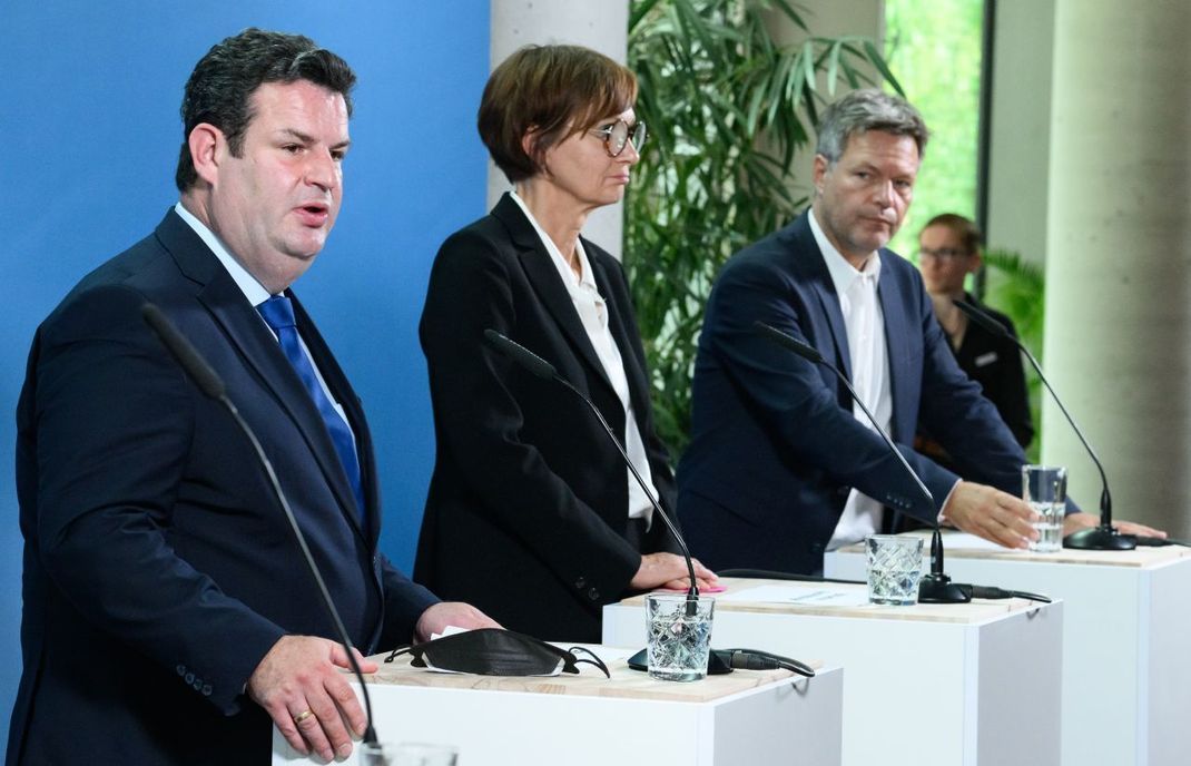 Unter anderem Bundesforschungsministerin Bettina Stark-Watzinger (FDP; mittig) befürwortet das Vorhaben von Robert Habeck (Grüne; rechts). Außerdem hier im Bild: Bundesarbeitsminister Hubertus Heil (SPD; links).