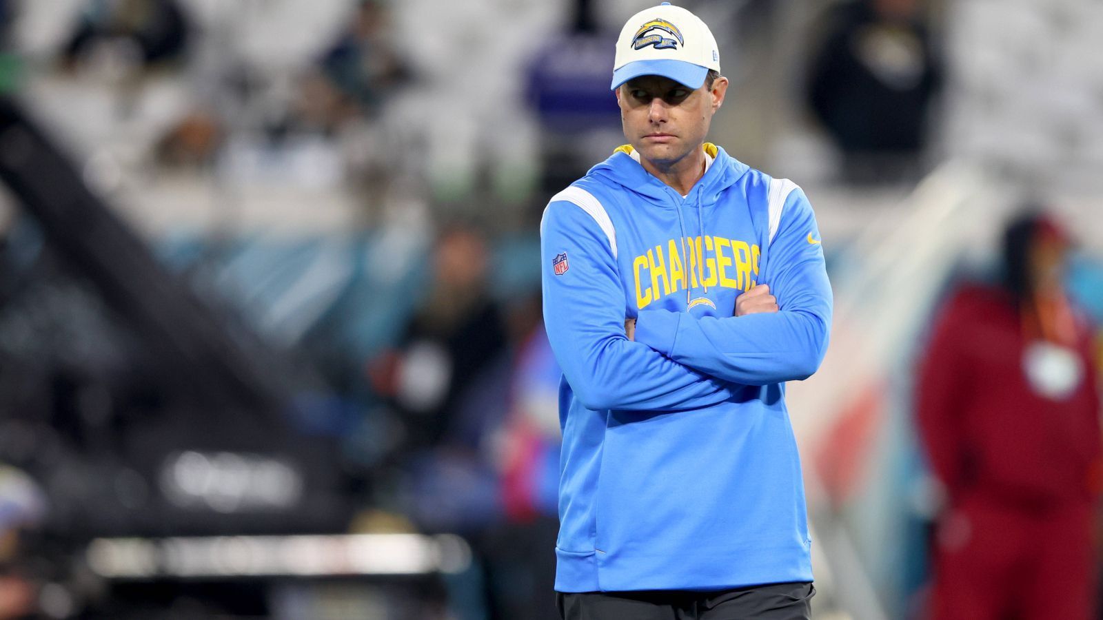 
                <strong>Verlierer: Brandon Staley (Los Angeles Chargers)</strong><br>
                Als großes Trainertalent wurde Brandon Staley gefeiert, 2021 wurde er Head Coach der Los Angeles Chargers. Dass zum Dasein eines Hauptübungsleiters jedoch mehr gehört, als nur Spielzüge anzusagen, beweist die Personalie Staley bestens. Quasi seit Amtsantritt trifft er fragwürdige Entscheidungen, seien es vierte Versuche, die in der eigenen Hälfte ausgespielt werden, oder Spieler, die in einer bedeutungslosen Partie spielen und sich verletzen. Dass er mit seinem Team eine 27:0-Führung gegen die Jacksonville Jaguars aus der Hand gab, ist ebenfalls ihm anzurechnen. Viele Fehler kann sich Staley nicht mehr erlauben, er geht in die Saison 2023 auf dem Hot Seat.
              