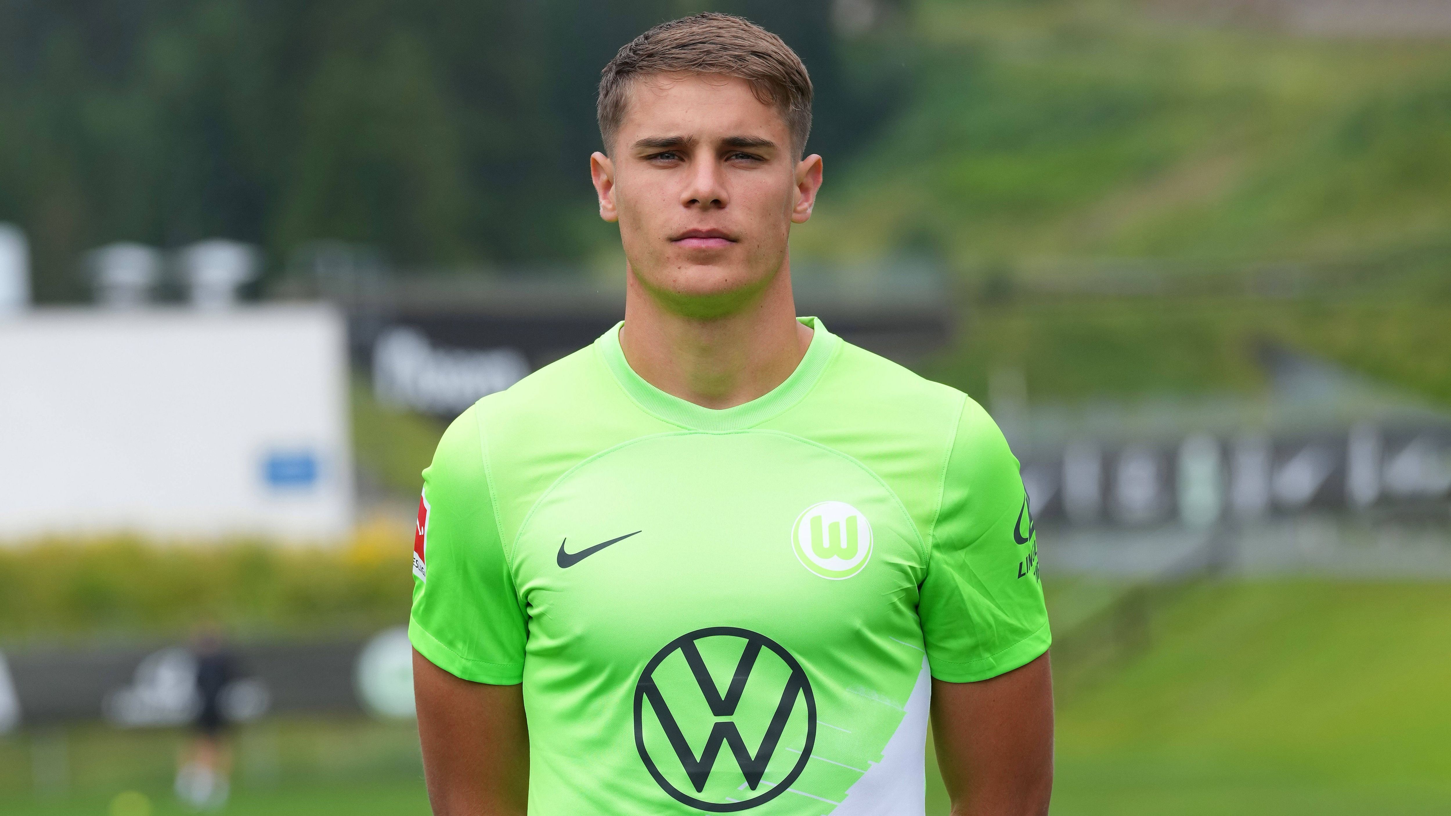 <strong>Micky van de Ven</strong><br>Der Wechsel von Micky van de Ven vom VfL Wolfsburg zu den Tottenham Hotspur ist offiziell. Die Engländer gaben den Wechsel bekannt. Laut dem italienischen Transfer-Experten Fabrizio Romano kann die Ablöse mit Boni bis zu 50 Millionen Euro erreichen. Der Innenverteidiger soll bei den Spurs einen Vertrag bis 2029 erhalten.