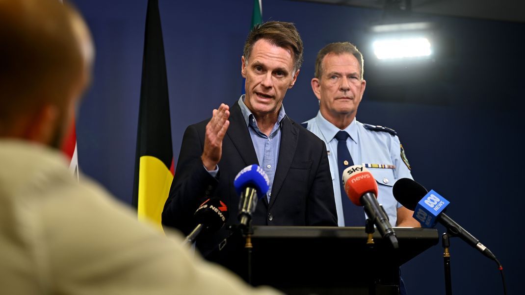 Der Premierminister von New South Wales, Chris Minns, spricht zu den Medien während einer Pressekonferenz, rechts der stellvertretende Polizeichef von New South Wales, David Hudson.