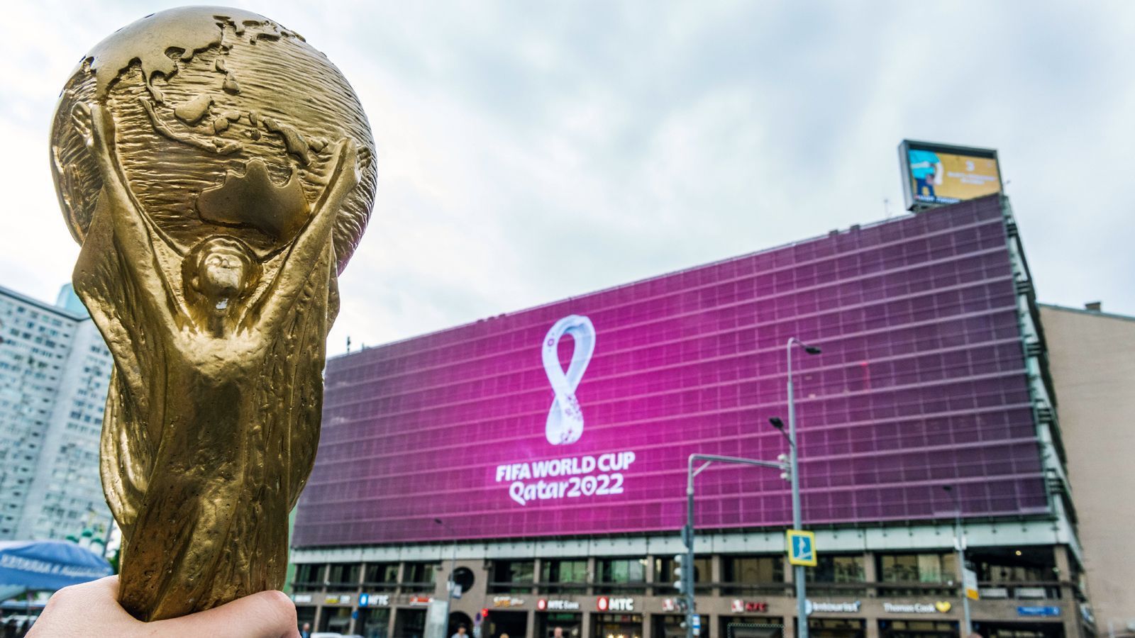 
                <strong>WM 2022 in Katar</strong><br>
                Kosten: 220 Milliarden US-Dollar
              