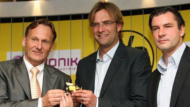 
                <strong>Amtsantritt 2008</strong><br>
                Amtsantritt 2008: Die sieben Jahre lang andauernde Zusammenarbeit begann im Sommer 2008. Nachdem Klopp mit dem damalige Zweitligisten Mainz den Aufstieg in die Bundesliga verpasste, wechselte er zur Borussia - eine goldrichtige Entscheidung in der Rückbetrachtung. Doch es dauerte etwas, bis Klopp die Mannschaft auf Titelkurs brachte. In seinen ersten beiden Jahren im Ruhrpott wurde Klopp mit dem BVB Sechster beziehungsweise Fünfter in der Bundesliga.
              