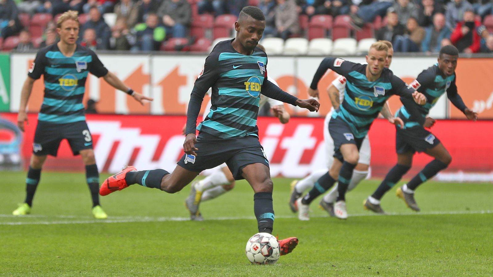 
                <strong>Salomon Kalou (Hertha BSC)</strong><br>
                Der Ivorer ist mit Abstand der prominenteste Spieler bei Hertha BSC. Das allein bringt dem Champions-League-Sieger von 2012 allerdings keine Einsatzminuten. Erst zwei Kurzeinsätze hat Kalou bisher absolviert. "Dauerhaft auf der Bank zu sitzen, kommt für mich nicht in Frage", stellte der 34-Jährige bereits in der "BILD" klar. Sein Vertrag endet im Sommer. Gut möglich, dass Hertha Kalou gegen eine kleine Ablöse im Winter verkauft.
              