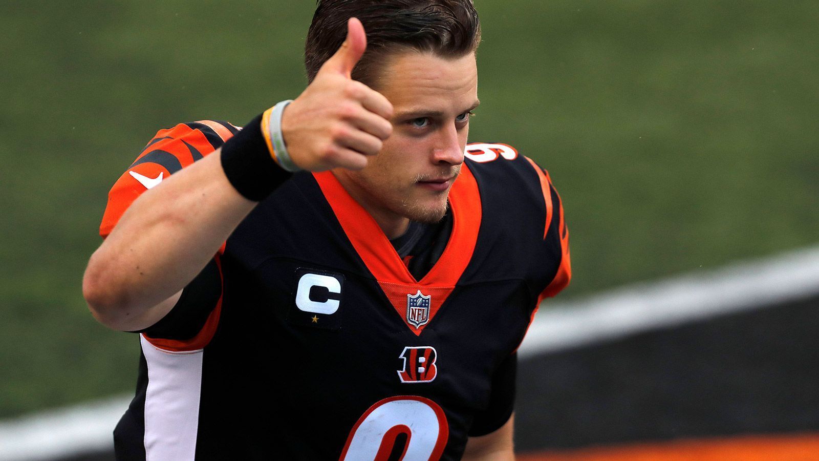 
                <strong>Joe Burrow (Pick 1 im Draft 2020, Cincinnati Bengals)</strong><br>
                Schon in seiner Rookie-Saison zeigte Joe Burrow, warum die Cincinnati Bengals ihn an der ersten Stelle im Draft gezogen haben. Als die Bengals ihm auch noch College-Mitspieler Ja'Marr Chase an die Seite stellten, ging es für das Team direkt bis in den Super Bowl. Burrow dürfte den nächsten ganz großen Vertrag der NFL bekommen.&#x2022; Aktuelle Situation: Starter bei den Cincinnati Bengals<br>&#x2022; 42 Spiele von Beginn an (24-17-1)<br>&#x2022; 11.774 Passing Yards und 517 Rushing Yards<br>&#x2022; 82 Passing TDs und zehn Rushing TDs bei 31 INTs<br>&#x2022; 68,2 Prozent Passgenauigkeit und 3,4 Yards pro Lauf<br>
              