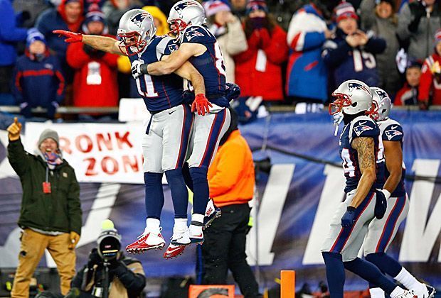 
                <strong>Baltimore Ravens vs. New England Patriots</strong><br>
                Erst bedient Brady Tight End Rob Gronkowski in der Endzone, dann kommt Bill Belichicks Schachzug. Brady wirft den Ball zu Wide Receiver Edelman zurück, der statt zu laufen, den Ball auf Amendola passt – und schon steht es 28:28. Der pure Wahnsinn!
              