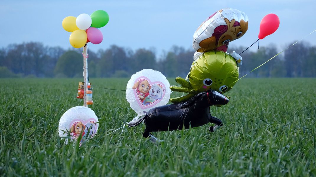 Ballons und Süßigkeiten stehen auf einem Feld bei Bremervörde. 