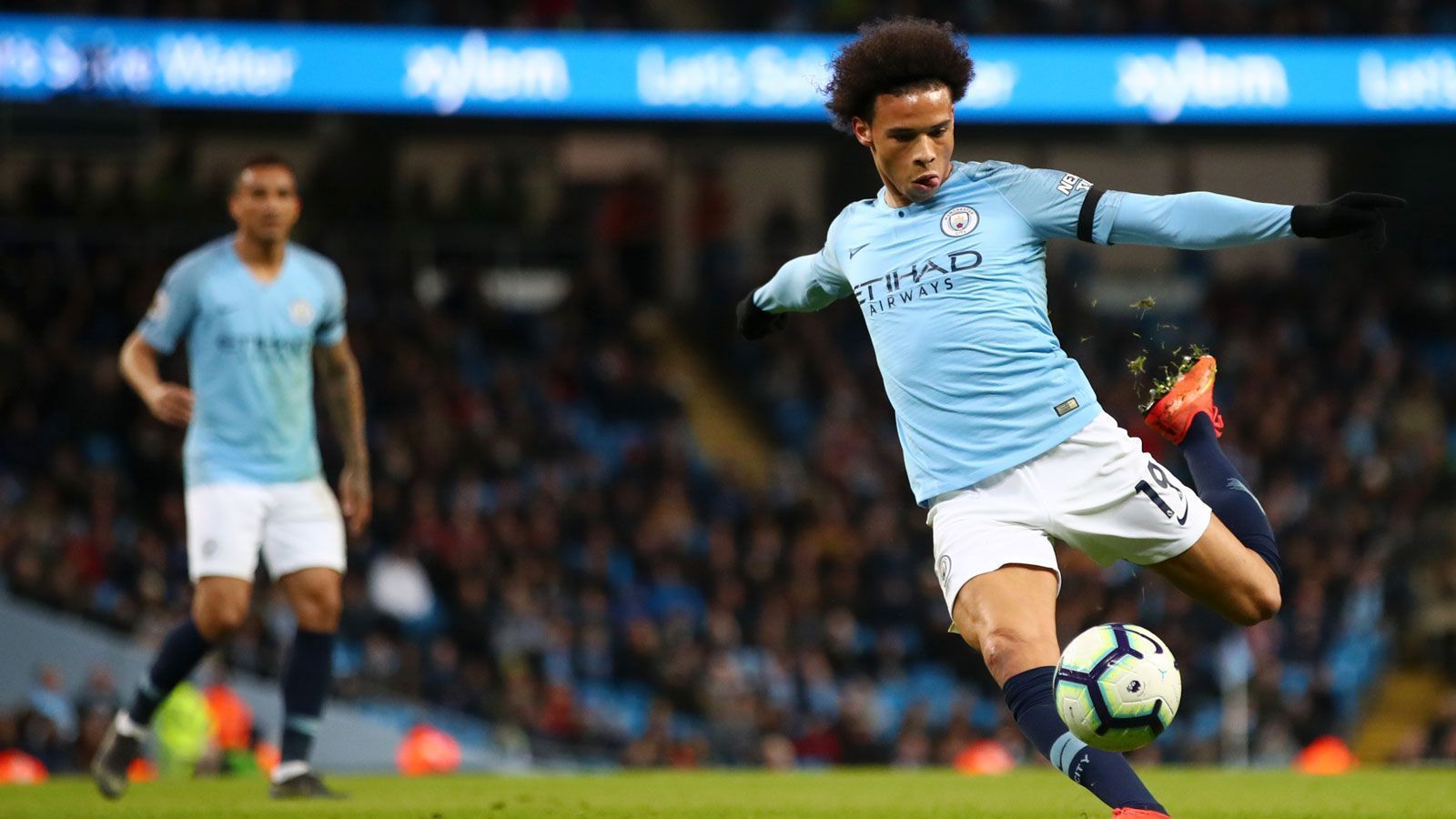 
                <strong>Der Wunschkandidat </strong><br>
                Jawohl, Sane! Unter Pep Guardiola bei Manchester City gehört er nicht mehr zur ersten Garde. Bei Bayern könnte er dagegen das Gesicht des Umbruchs werden. Seine Verpflichtung wäre auch ein internationales Statement. Bäm! Wir sind noch da – und auch bereit zu zahlen. Es wäre so schön.
              