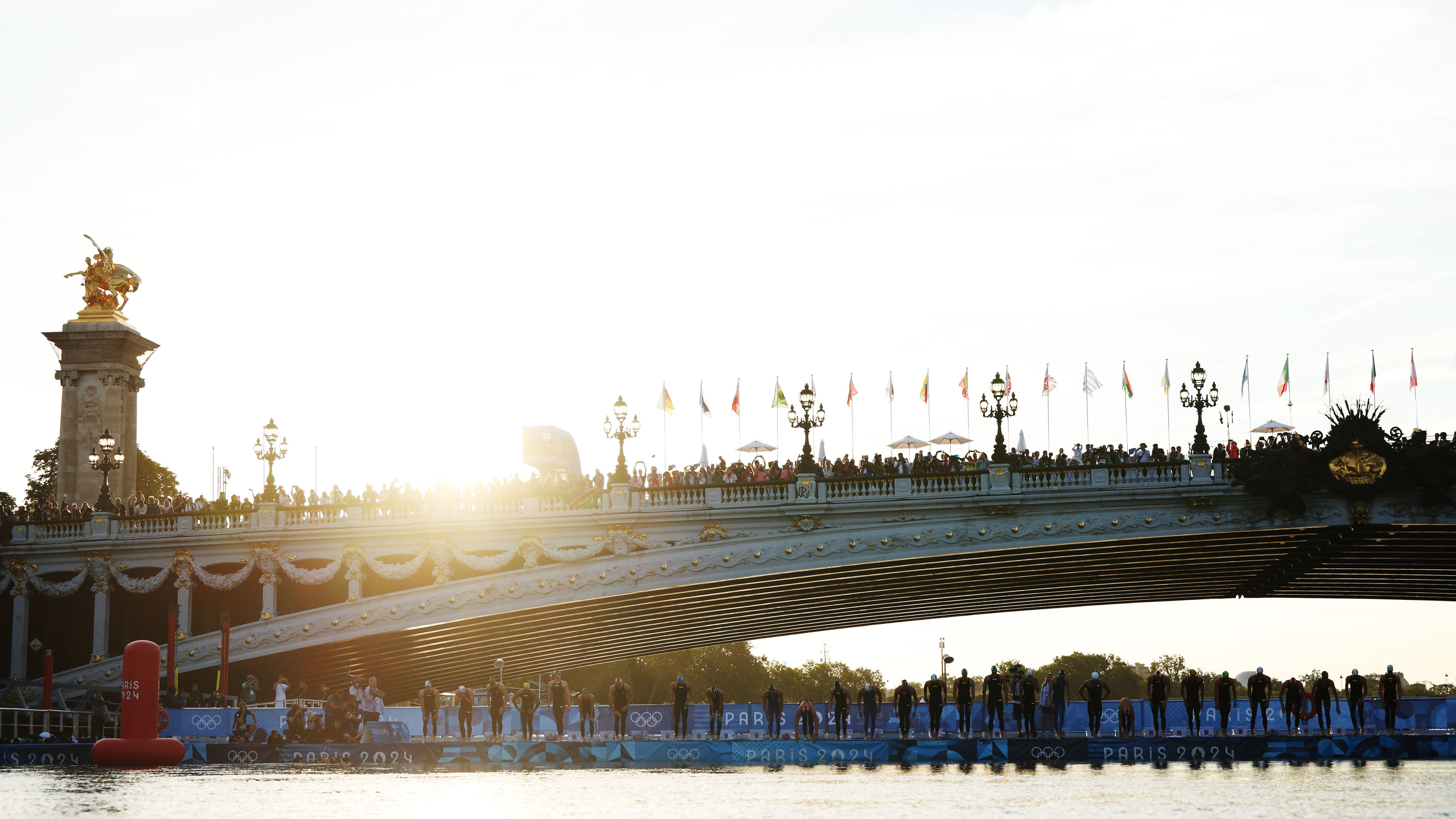 <strong>Olympia 2024: Die besten Bilder des 14. Tages</strong><br>Schon früh am Morgen geht es für die Freiwasser-Schwimmer los. Überraschend holt der Deutsche Oliver Klemet Silber in der Seine.