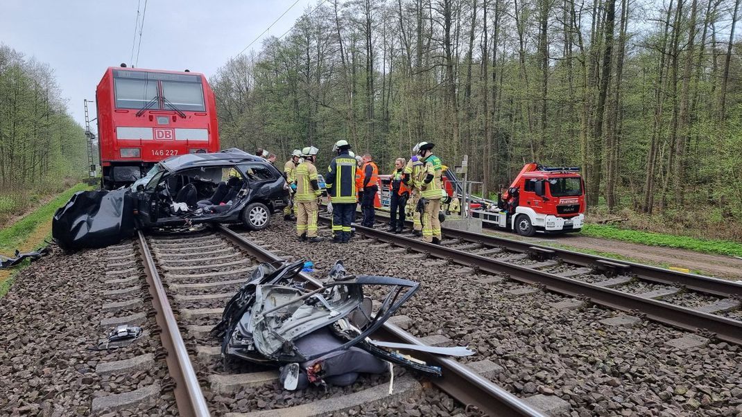 Beim Zusammenstoß eines Zuges mit einem Auto an einem Bahnübergang nahe Hannover sind drei Menschen ums Leben gekommen. 