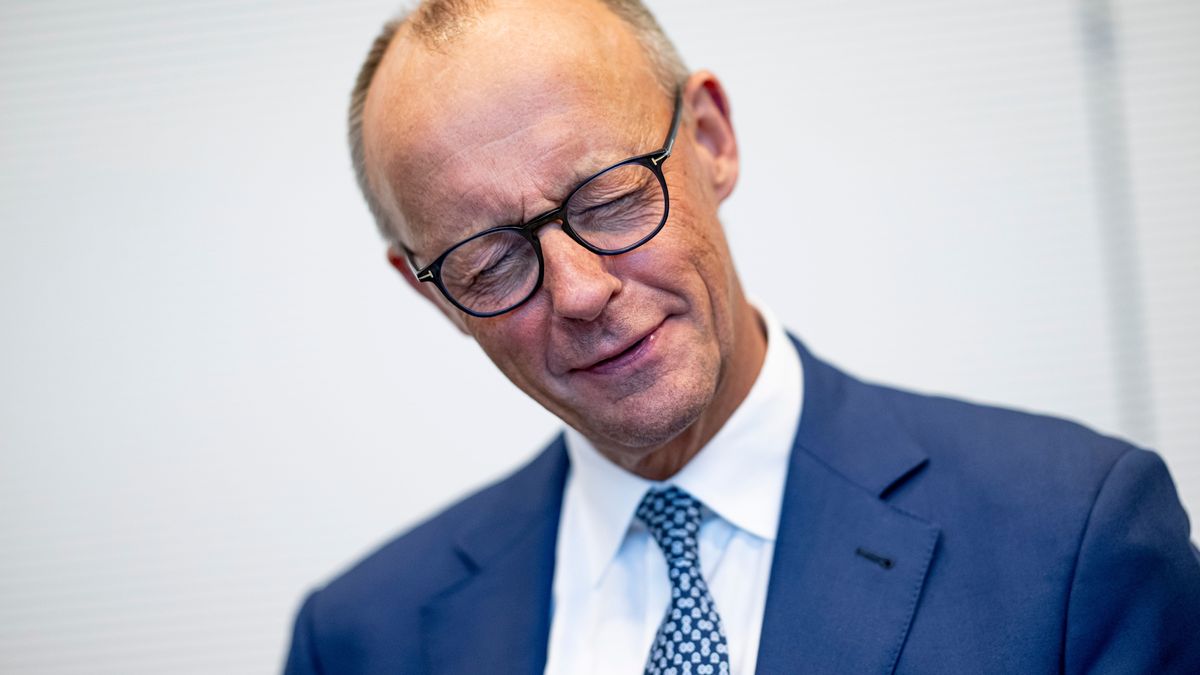 In einer neuen INSA-Umfrage überholt die AfD die Union. Auch Kanzler Merz stürzt in der Beliebtheitsskala ab. 
