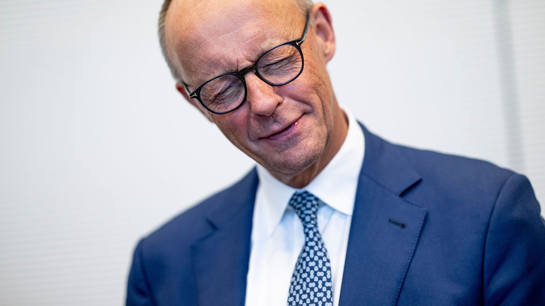 Bundeskanzler Friedrich Merz (CDU) kommt zur Fraktionssitzung.