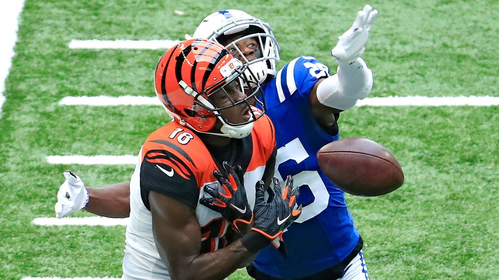 
                <strong>Schlechte Leistungen: A.J. Green (Cincinnati Bengals)</strong><br>
                Der Pro-Bowl-Receiver fiel das vergangene Jahr verletzungsbedingt aus und sollte dank Star-Rookie Joe Burrow zurück in die Spur finden. Bisher ist davon allerdings wenig zu sehen, Green kam in acht Spielen gerade einmal auf 316 Yards und keinen Touchdown. Bis vor wenigen Wochen galt der Star-Receiver sogar als heißer Trade-Kandidat, diese Spielzeit wird er nun aber doch in Cincinnati verbringen. Gegen Baltimore fing Green keinen einzigen Pass, fiel aber dafür mit seiner mangelnden Bereitschaft während einer Interception auf.
              