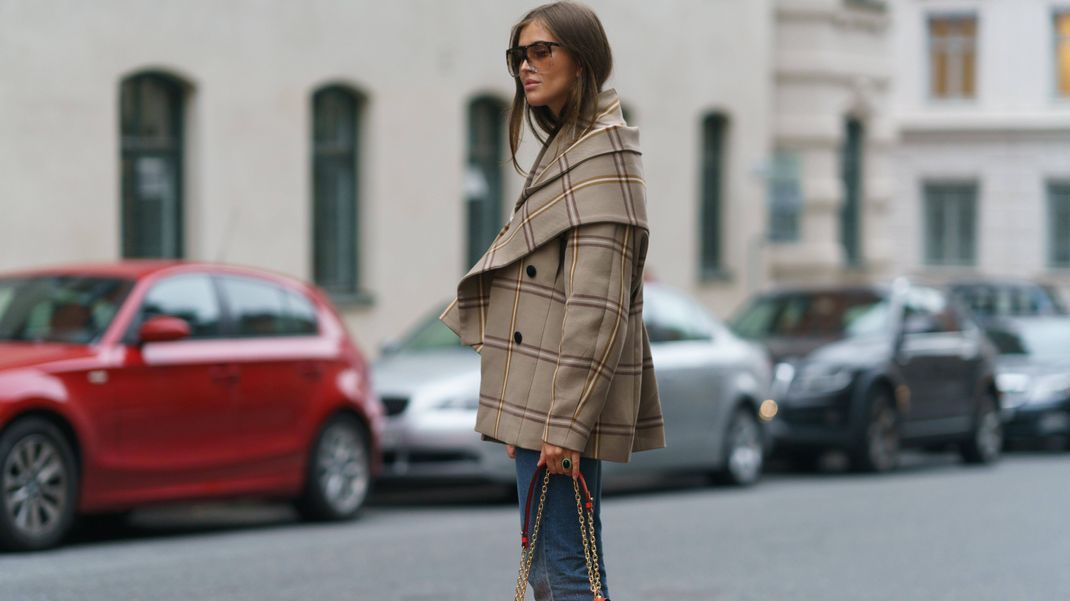 Die stylishe kleine Schwester der Multifunktionsjacke, die Schal-Jacke, ist diesen Winter nicht nur bei Fashionistas total angesagt.
