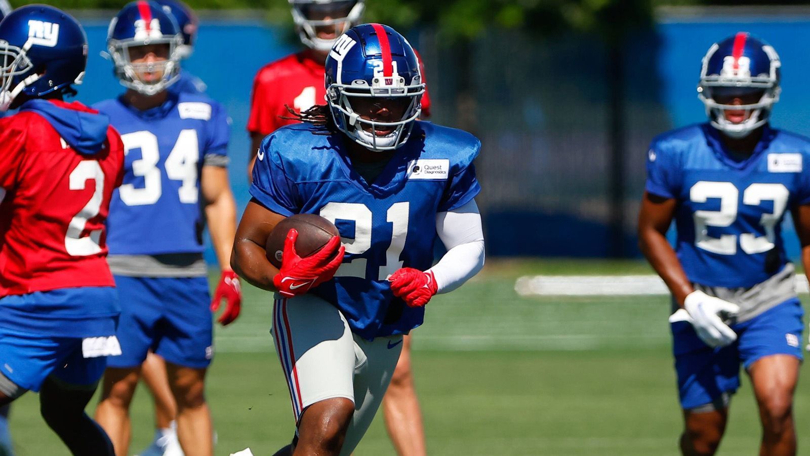 
                <strong>New York Giants (NFC East)</strong><br>
                Zwei Draft-Picks innerhalb der Top-7, in Brian Daboll ein neuer Head Coach und die Aufgabe, Quarterback Daniel Jones eine vernünftige Offense an die Seite zu stellen. Im Big Apple arbeitet man an der Rückkehr zu goldenen Zeiten, aber es scheint noch ein langer Weg zu sein. Kayvon Thibodeaux soll das neue Gesicht der Defense werden, aber er alleine wird nicht reichen. Zudem wirken in der NFC East die Philadelphia Eagles und vor allem die Dallas Cowboys als Playoff-Contender der Division. Für die Giants wird es wohl eher um den Kampf um den dritten Platz mit den Washington Commanders gehen.
              