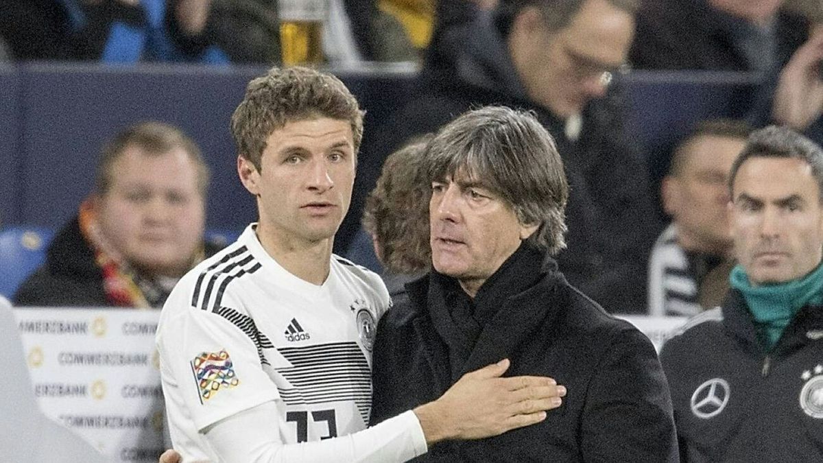 Thomas Müller (l.) mit Joachim Löw