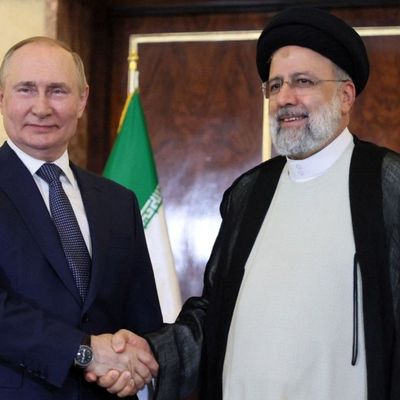 Russlands Präsident Wladimir Putin und der iranische Präsident Ebrahim Raisi reichen sich die Hände.