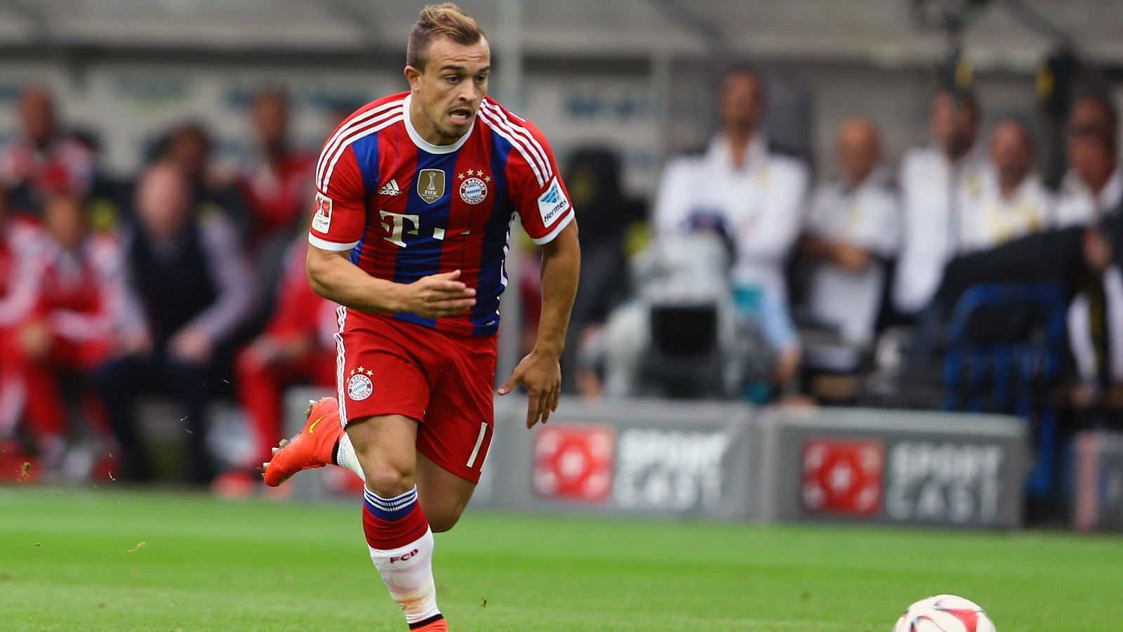 
                <strong>Xherdan Shaqiri</strong><br>
                Im Sommer 2012 schnappten sich die Münchner den damals viel umworbenen Xherdan Shaqiri vom Schweizer Serienmeister FC Basel. Der "Kraftwürfel" sollte die Offensive der Bayern dauerhaft beleben. Ganz gelungen ist das dem Schweizer Nationalspieler nicht, er blieb über zweieinhalb Jahre eher der Backup für die Flügelflitzer Arjen Robben und Frank Ribery. Im Januar 2015 verließ Shaqiri den FCB nach 81 Spielen und 17 Toren in Richtung Inter Mailand, kam über die Station Stoke City im Sommer 2018 zum FC Liverpool.
              