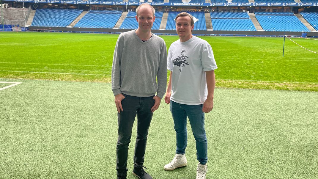 ran-Autor Oliver Jensen mit HSV-Torwart Tom Mickel (r.) im Volksparkstadion