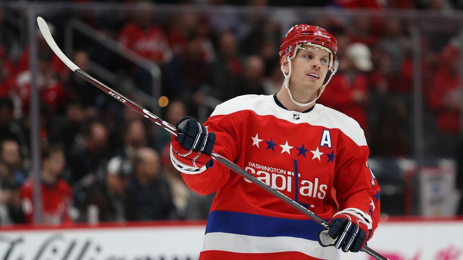 
                <strong>John Carlson (Washington Capitals)</strong><br>
                Dem Verteidiger der Washington Capitals dürfte die Norris Trophy als bester Defenceman der Liga kaum zu nehmen sein. Mit dieser herausragenden Leistung qualifiziert er sich automatisch auch für die Spekulationen um die MVP-Auszeichnung. Besonders beeindruckend sind seine 75 Punkte in den bisherigen 67 Spielen - mehr als ein Punkt pro Spiel ist für einen Verteidiger außergewöhnlich. Allerdings sind die Chancen für einen Verteidiger, die Hart Trophy zu gewinnen äußerst gering. Letztmals heimste Chris Pronger in der Saison 1999/2000 die Auszeichnung ein. Selbst zwei Torhüter - Jose Theodore 2002 und Carey Price 2015 - ernteten zwischendurch MVP-Ehren.
              