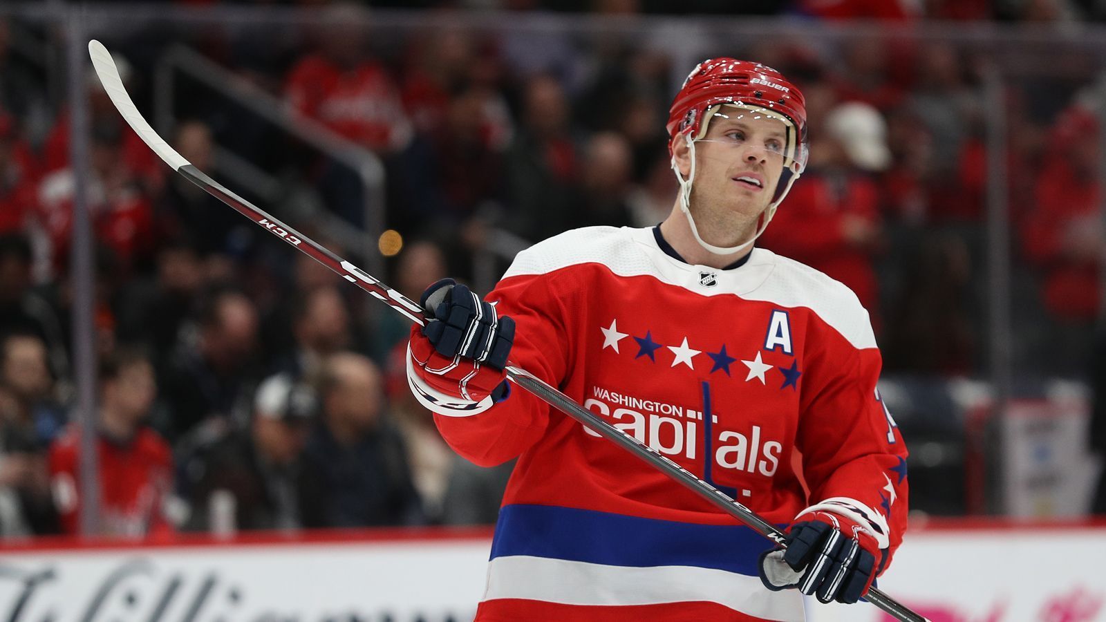 
                <strong>John Carlson (Washington Capitals)</strong><br>
                Dem Verteidiger der Washington Capitals dürfte die Norris Trophy als bester Defenceman der Liga kaum zu nehmen sein. Mit dieser herausragenden Leistung qualifiziert er sich automatisch auch für die Spekulationen um die MVP-Auszeichnung. Besonders beeindruckend sind seine 75 Punkte in den bisherigen 67 Spielen - mehr als ein Punkt pro Spiel ist für einen Verteidiger außergewöhnlich. Allerdings sind die Chancen für einen Verteidiger, die Hart Trophy zu gewinnen äußerst gering. Letztmals heimste Chris Pronger in der Saison 1999/2000 die Auszeichnung ein. Selbst zwei Torhüter - Jose Theodore 2002 und Carey Price 2015 - ernteten zwischendurch MVP-Ehren.
              