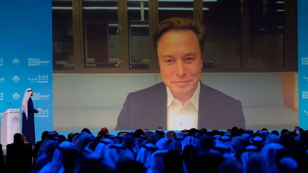 Twitter-Besitzer Elon Musk lässt sich Zeit mit der versprochenen Übergabe des Chefpostens bei dem Online-Netzwerk. Er gehe davon aus, dass einen neuen Chef zum Jahresende zu finden ein guter Zeitpunkt wäre, sagte Musk in einem Video-Interview beim World Government Summit in Dubai.