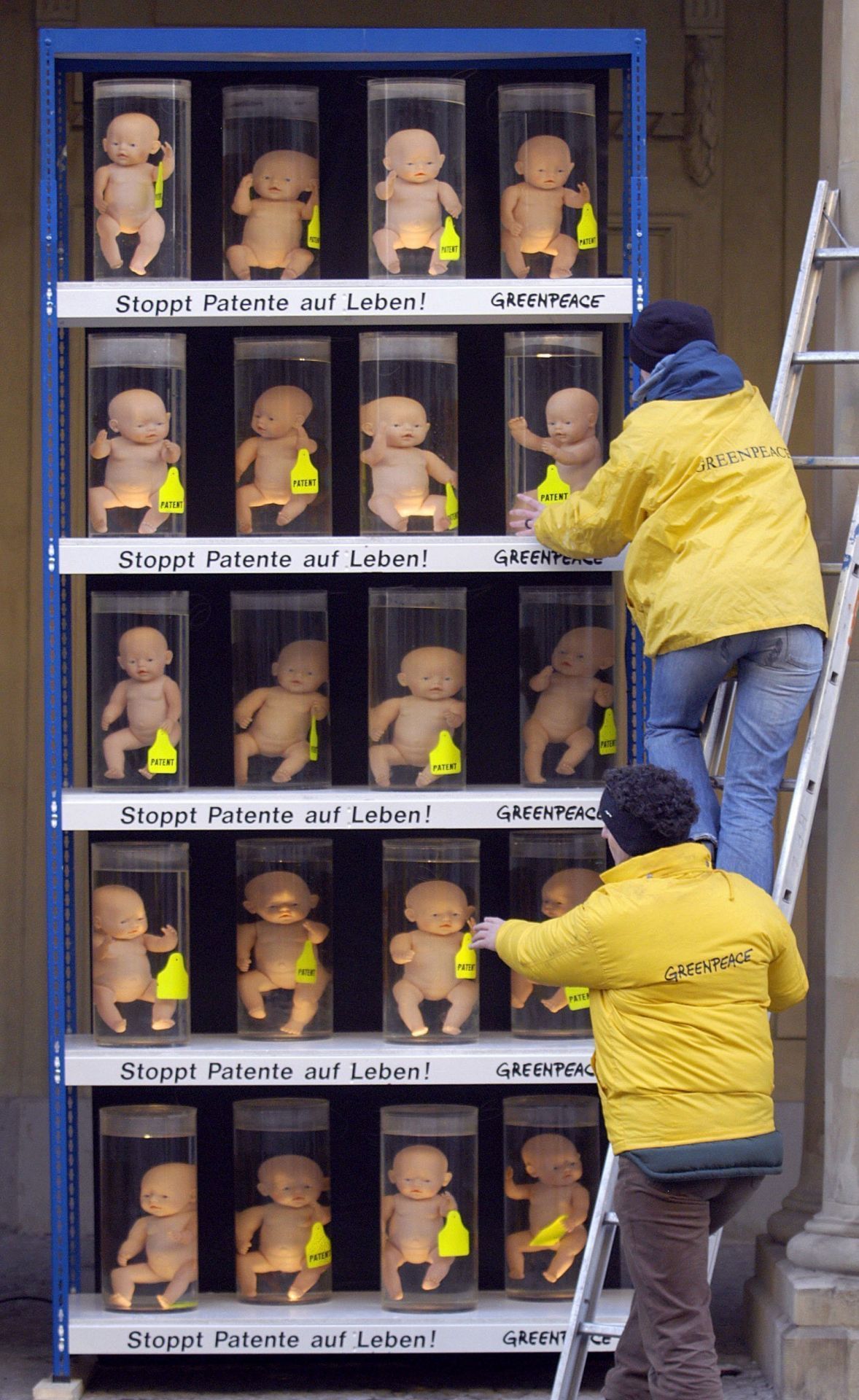 2003 stellte Greenpeace Babypuppen in Gläsern vor das Bundesjustizministerium. Der Protest richtete sich gegen das Klonen von menschlichen Embryonen.