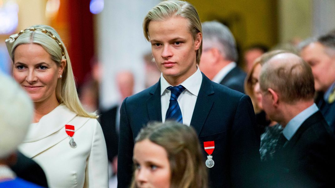 Die Anschuldigungen gegen den ältesten Sohn von Kronprinzessin Mette-Marit, Marius Borg Høiby (Mitte), reißen nicht ab.