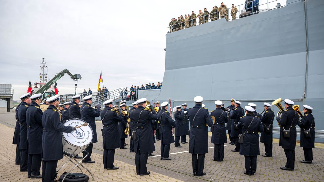 Die Bundeswehr-Fregatte "Hessen" sticht von Wilhelmshaven aus in See, um sich im Roten Meer am Schutz von Handelsschiffen vor Angriffen der vom Iran unterstützten Huthi-Miliz zu beteiligen.