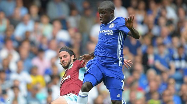 
                <strong>N’Golo Kante</strong><br>
                N'Golo Kante: Mit Leicester City holte er in der vergangenen Saison sensationell den Titel. Kante ist trotz aller düsteren Prognosen der einzige Leistungsträger, der den Champion verließ. Kante zog es zum FC Chelsea. Allerdings hatte es auch Manchester United versucht. Und zwar Jose Mourinho persönlich. "Es war fantastisch, dass Mourinho mich angerufen hat - auch wenn man mich davor gewarnt hatte, wie er auf mich einwirken würde. Ich habe mir seine Argumente angehört, warum ich zu United wechseln sollte", erzählte Kante, der aber trotzdem absagte. "Zu dieser Zeit war ich mir nicht sicher, ob ich in Leicester bleiben oder zu Chelsea gehen solle", meinte der französische Nationalspieler.
              