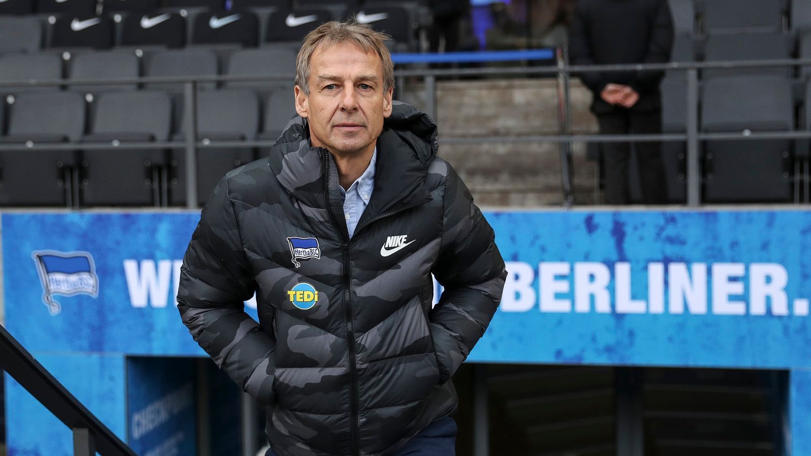 
                <strong>Die "Ära" Jürgen Klinsmann</strong><br>
                Eine der ersten Installationen von Windhorst ist Jürgen Klinsmann als neuer Trainer. Zuvor saß der WM-Held von 2006 für Tennor im Aufsichtsrat der Hertha. Er beerbt den erfolglosen Ante Covic und darf mit der Windhorst-Kohle fröhlich shoppen gehen. Fast 80 Millionen Euro gibt Klinsmann im Winter-Transferfenster aus. Sportlich half es wenig. Seine Bilanz: Aus im Pokal-Achtelfinale, in der Liga jeweils drei Siege, Niederlagen und Remis. Nach nicht einmal 80 Tagen verließ Klinsmann die Alte Dame mit einem Paukenschlag und rechnete mit Hertha ab.
              
