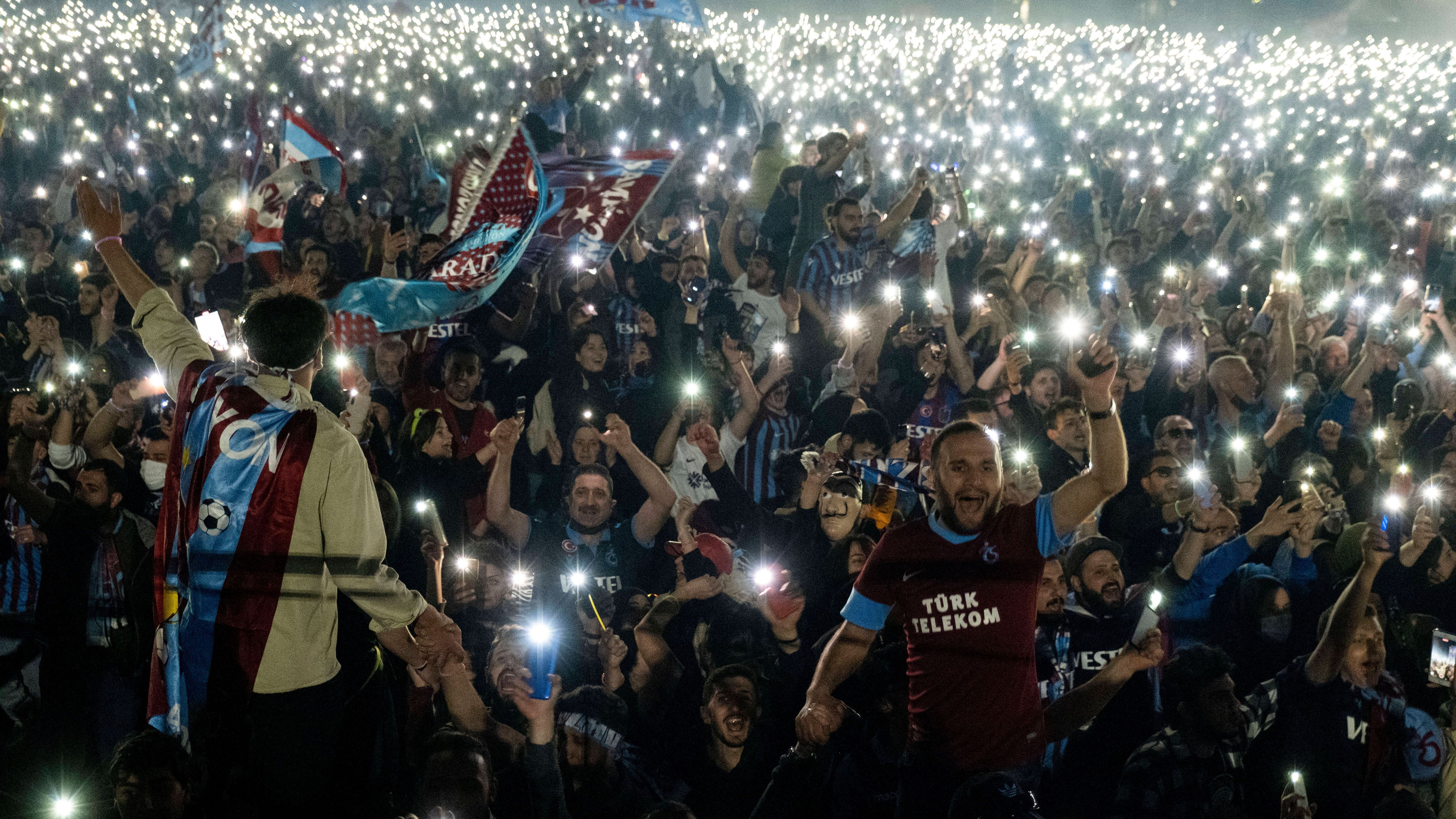 <strong>Trabzonspor: Türkischer Meister 2022</strong><br>Für viele Fans war es die erste Meisterschaft ihres Klubs in ihrem Leben. Entsprechend ekstatisch feierten sie den Triumph. Etwa 800.000 Fans zogen in einem beeindruckenden Lichtermeer durch die Stadt und sorgten für eine außergewöhnliche Atmosphäre.