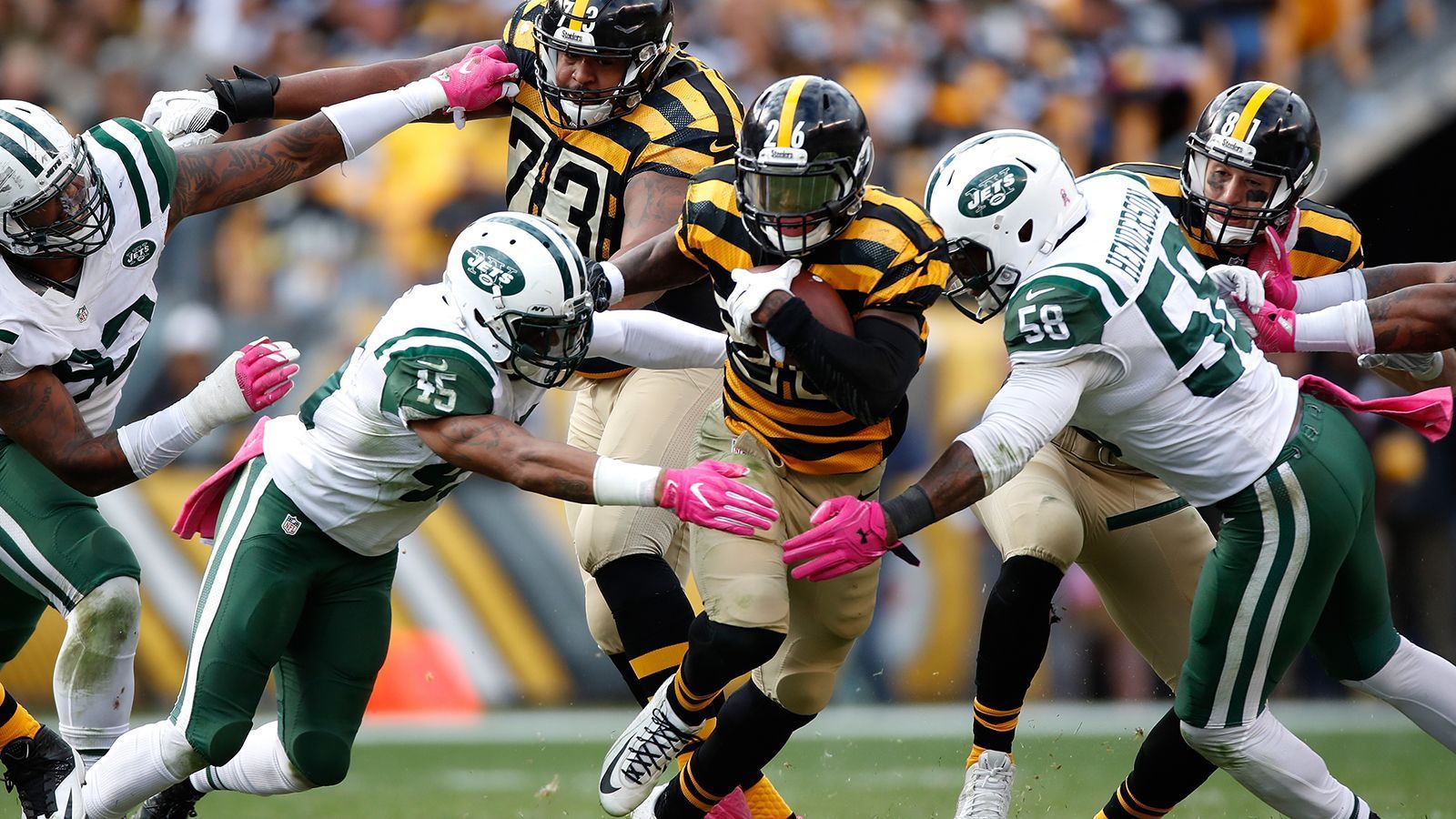 
                <strong>Woche 16: Pittsburgh Steelers at New York Jets </strong><br>
                Ein weiteres großes Wiedersehen. Le'Veon Bell und die Pittsburgh Steelers treffen in Woche 16 erstmals aufeinander. Bell bestreikte die komplette Regular Season 2018, weil er den Franchise Tag nicht unterschreiben wollte und stattdessen auf einen langfristigen Vertrag mit viel garantiertem Geld aus war. Diesen gab es nicht, Bell blieb den Steelers unter viel Medienrummel fern, verzichtete auf ein Gehalt von ca. 14,5 Millionen Dollar und wurde in der diesjährigen Offseason zum Free Agent. Nun hat er sich den New York Jets und der Offense von Sam Darnold angeschlossen. 
              