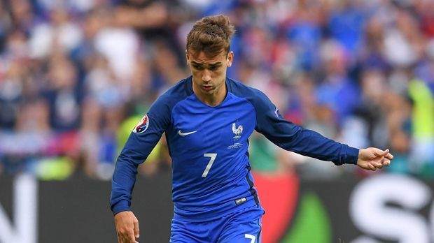 
                <strong>Antoine Griezmann (Frankreich)</strong><br>
                Antoine Griezmann (Frankreich): Der französische Stürmerstar war sich zu Beginn auch nicht für defensive Aufgaben zu schade. Zeigte in der neunten Minute zum ersten Mal seine Klasse, scheiterte aber mit seinem überragenden Kopfball Rui Patricio. Im Anschluss konnte er sich dann zunächst keine weiteren Chancen erarbeiten, war aber immer extrem aufmerksam und strahlte permanent Torgefahr aus. So auch in der 66. Minute, als sein Kopfball nur knapp über die Latte strich. ran-Note: 2
              