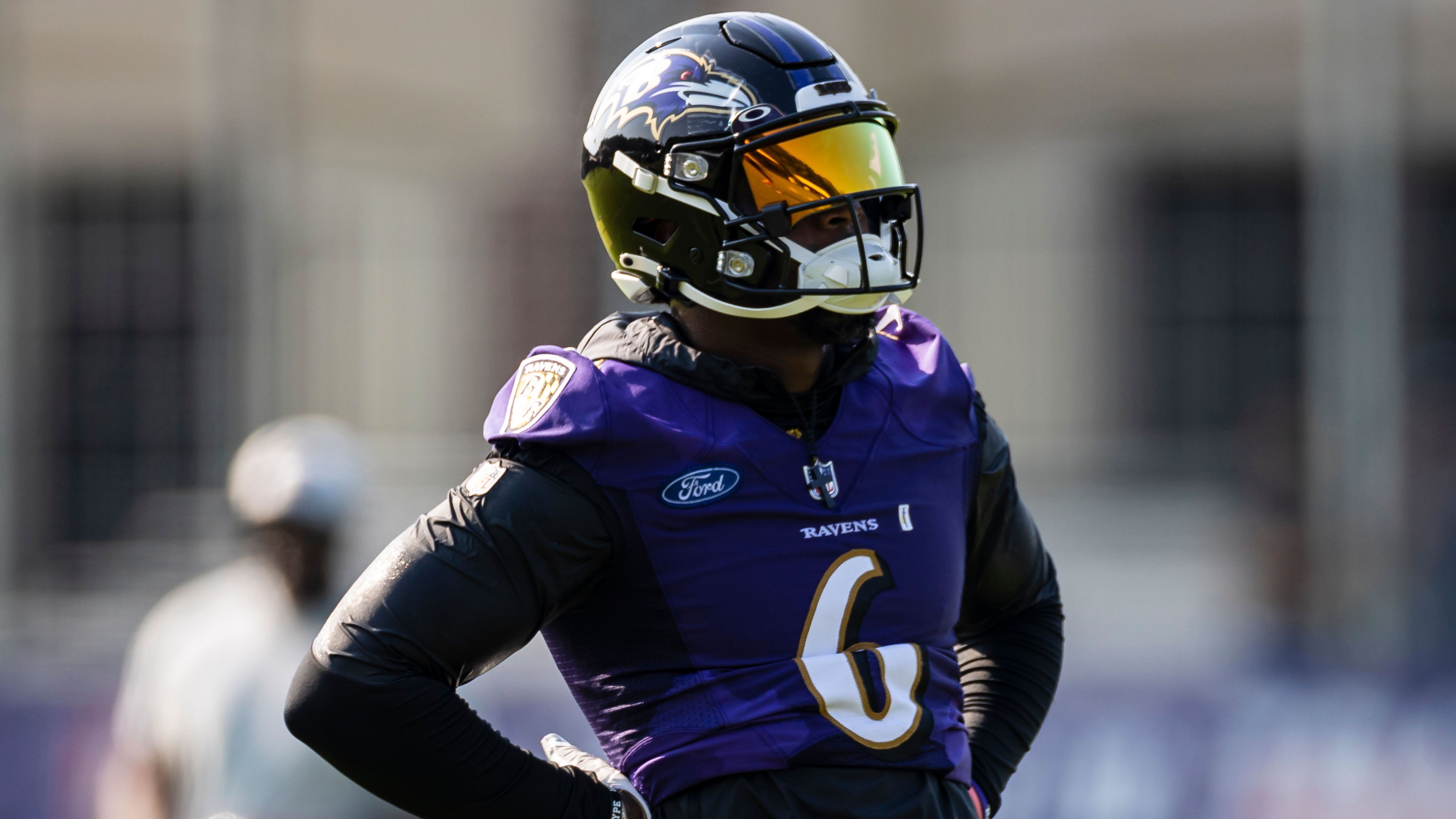 
                <strong>Patrick Queen (Baltimore Ravens)</strong><br>
                Nach guten Ansätzen in seiner Rookie-Saison waren die Erwartungen an Linebacker Patrick Queen hoch. Stattdessen fiel der Ravens-Verteidiger meist durch verpasste Tackles und unnötigen Strafen auf. Es scheint, als könnte Queen der Verantwortung noch nicht gerecht werden. Auch deshalb entschied man sich in Baltimore ihn ein wenig behutsamer einzusetzen. Queen tauschte die Rolle des Defensiv-Leaders mit Josh Bynes und spielte bei der Niederlage gegen die Bengals nur 43 Prozent aller Snaps. Zuvor waren es im Schnitt satte 94 Prozent. 
              