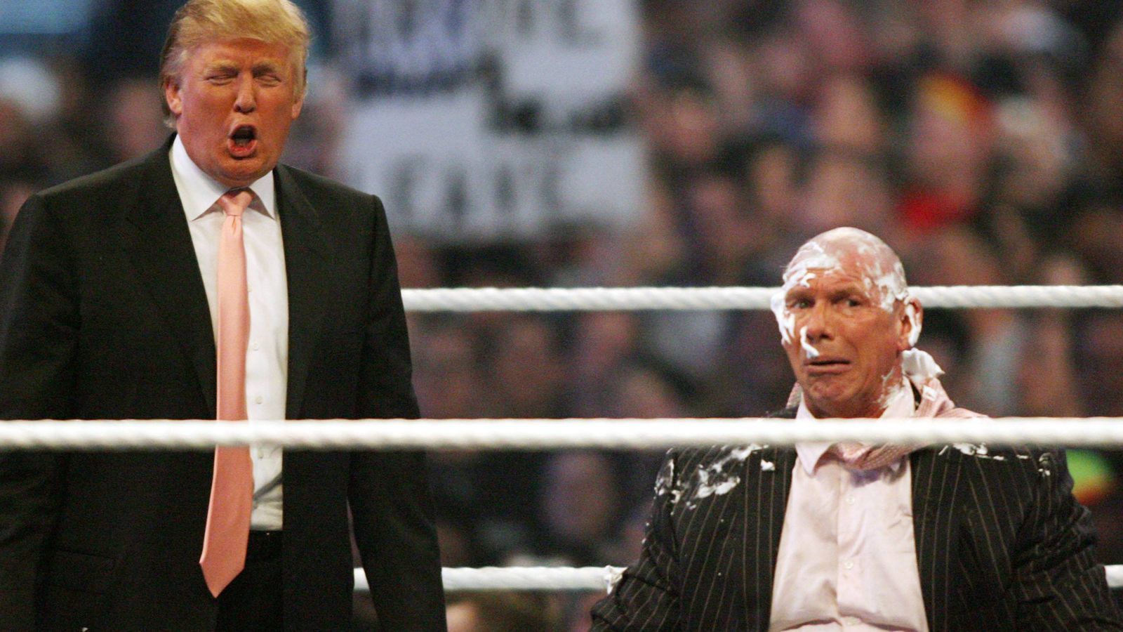 
                <strong>Clasico erstmals seit 2007 ohne CR7 und Messi: So sah die Welt damals aus</strong><br>
                Einer, der mittlerweile ein ... ähem ... seriöser Staatsmann ist, hatte damals einen großen Auftritt. Donald Trump trat bei der Wrestlemania 2007 im "Battle of the Billionaires" an und besiegte WWE-Chairman Vince McMahon. Anschließend durfte der heutige Präsident der Vereinigten Staaten McMahon die Haare abrasieren.
              