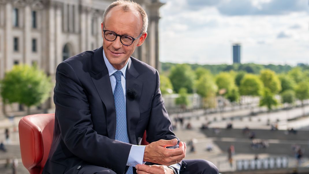 Bundeskanzler Friedrich Merz (CDU) sitzt nach dem ARD-Sommerinterview vor dem Bundestag. 