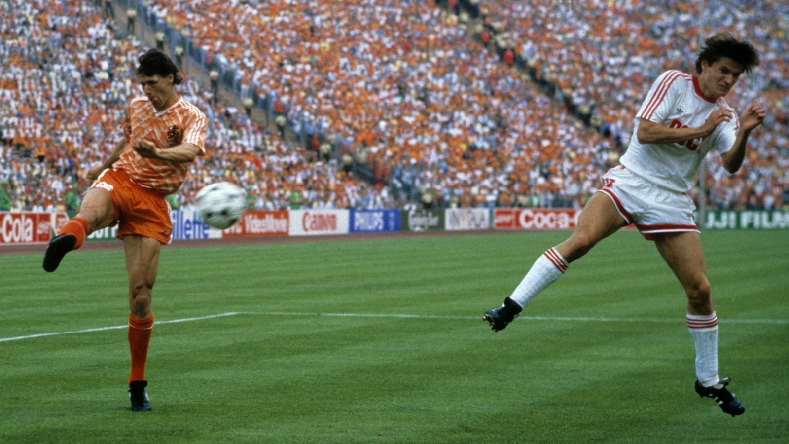 
                <strong>Marco van Basten schießt Niederlande zum EM-Titel</strong><br>
                Es ist wohl eines der berühmtesten Tore - das 2:0 von Marco van Basten im EM-Finale gegen die UdSSR in München. Die Niederländer gehen trotz des Erfolgs im Halbfinale gegen Vizeweltmeister Deutschland, also die BRD, schließlich ist Deutschland noch in West und Ost getrennt, als Außenseiter ins Finale. Aber dort drehen die Mannen von Trainer Rinus Michels um die Stars Ruud Gullit, Frank Rijkaard und eben van Basten auf.
              