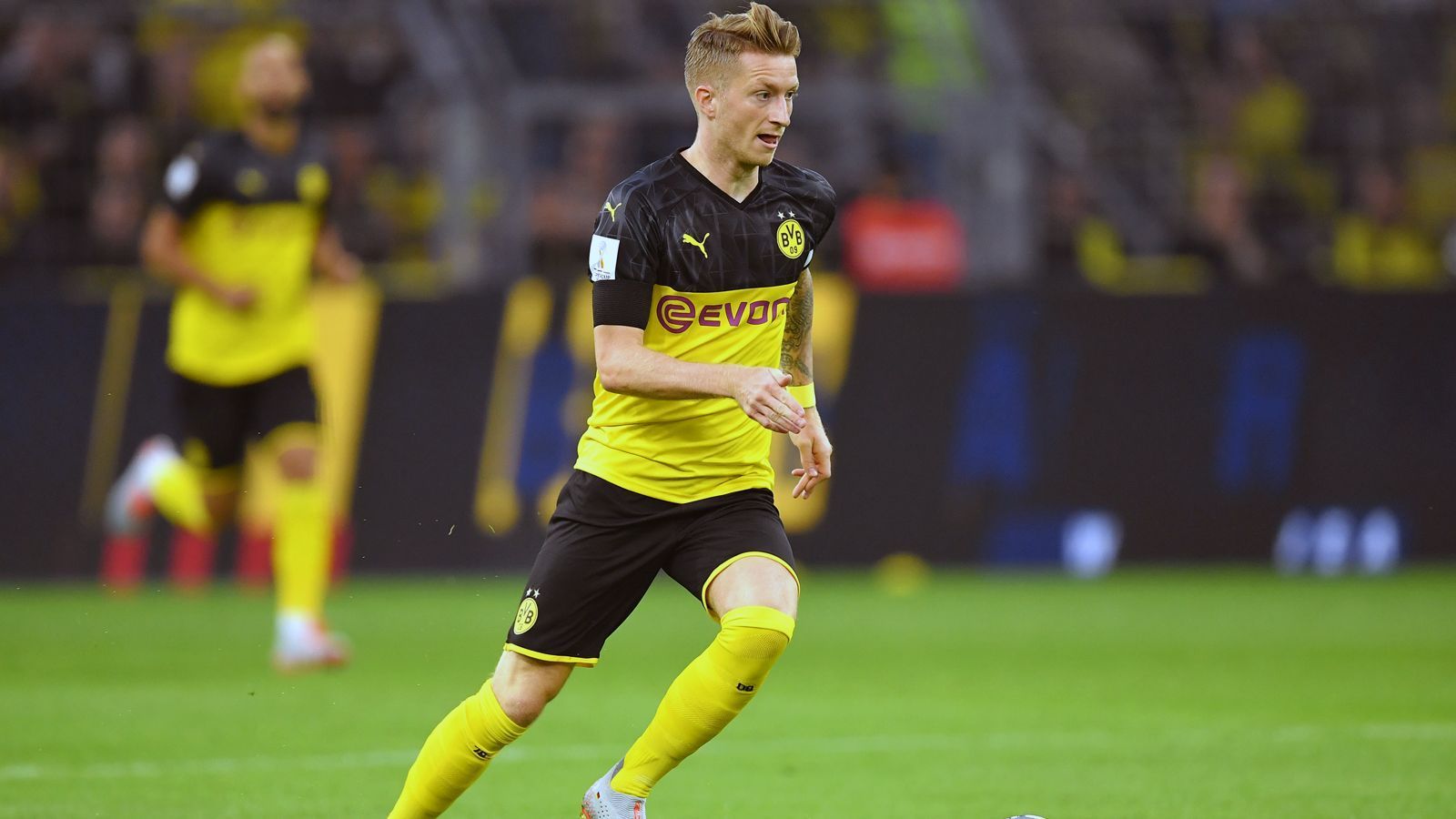 
                <strong>Marco Reus</strong><br>
                Vergibt die eine gute Chance in der ersten Minute, als er an einer starken Neuer-Parade scheitert. Immer in Bewegung, bietet sich gut als Anspielstation an. Lässt sich häufig fallen und agiert als Ballverteiler, dabei dirigiert er klug das Dortmunder Angriffsspiel. In der Rückwärtsbewegung läuft er die Gegenspieler früh an. ran-Note: 2
              