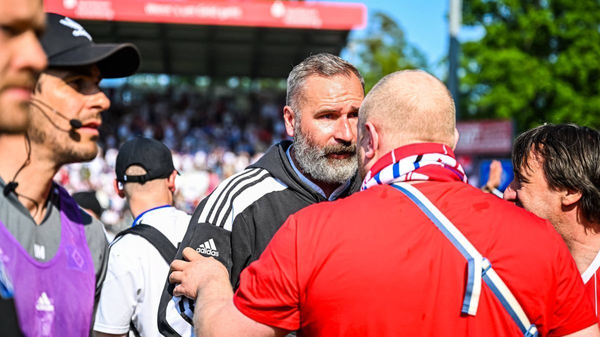 
                <strong>12. Hamburgs Trainer Tim Walter bangt mit den Fans</strong><br>
                In Sandhausen checken die ersten HSV-Fans ihre Smartphones. Es spricht sich herum, dass Heidenheim noch spielt - obwohl der Stadionsprecher den Hamburger Fans schon zum Aufstieg gratuliert hat. Plötzlich bangen Spieler und Mannschaft.
              