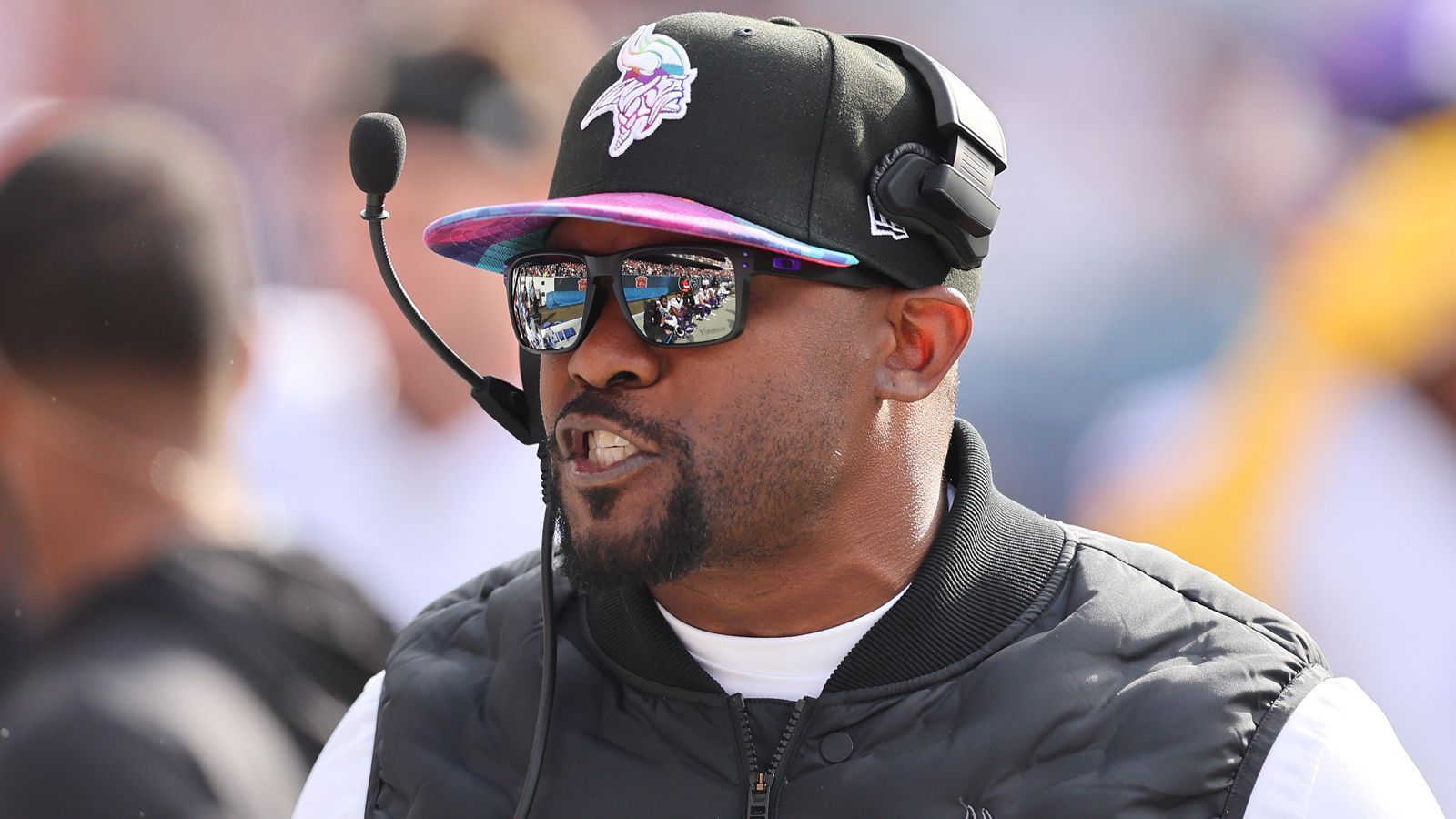 <strong>Brian Flores (Defensive Coordinator - Minnesota Vikings)</strong><br>Ähnlich wie McDaniels wäre Flores jemand mit einer Belichick-Vergangenheit. Aber Flores hat bewiesen, dass er den Posten des Head Coaches übernehmen kann, als er mit den Dolphins in zwei Spielzeiten 19 Siege und 14 Niederlagen einfuhr. Trotz des schwachen Personals holt er aktuell das Maximum aus der Vikings-Defense heraus.