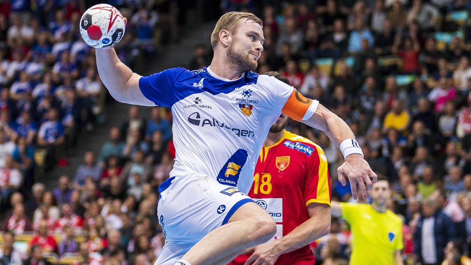 
                <strong>Der Top-Star von Island: Aron Palmarsson</strong><br>
                Aron Palmarsson ist dem deutschen Publikum noch aus seiner Zeit beim THW Kiel bekannt, wo er sich zwischen 2009 und 2015 zu einem Weltklasse-Spieler entwickelte. Palmarsson kann sowohl als Spielmacher wie auch als linker Rückraumspieler fungieren und hat einen unglaublich starken Wurfarm. Er produzierte im Jahre 2017 allerdings auch negative Schlagzeilen, als er seinen Wechsel von MKB Veszprém zum FC Barcelona erzwingen wollte und nicht zum Training seiner Mannschaft erschien – Ousmane Dembele im Fußball lässt grüßen. Palmarsson hatte genauso wie der Fußballer mit seinem Streik Erfolg und spielt seit Oktober 2017 in Barcelona.
              