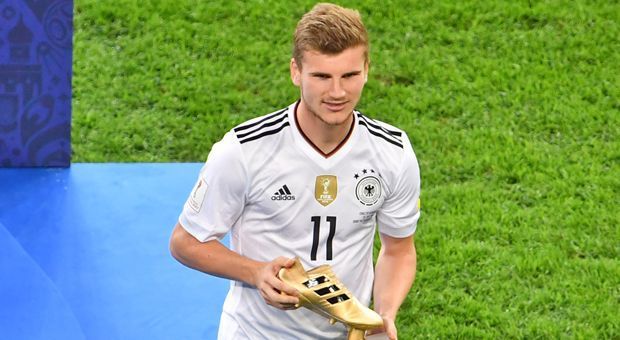 
                <strong>Timo Werner (Deutschland)</strong><br>
                Mit den Pfiffen gegen Timo Werner muss spätestens nach diesem Turnier Schluss sein. Kaltschnäuzigkeit im Abschluss, enormes Tempo und aggressives Anlaufen: Der Leipziger zeigt beim Confed Cup eindrucksvoll, was ihn zum derzeit gefährlichsten deutschen Stürmer macht. Bestes Beispiel ist seine Balleroberung vor dem 1:0 im Endspiel gegen Chile. Mit insgesamt drei Treffern und zwei Assists gewinnt der 21-Jährige bei seinem ersten großen Turnier gleich den Goldenen Schuh für den besten Torschützen. Hält der Youngster seine Form in der kommenden Saison, dürfte er auch bei der WM 2018 ein echter Aspirant für die Startelf sein.
              