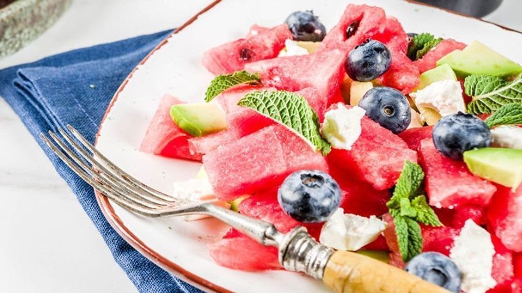 Der perfekte Sommersalat: Avocado-Wassermelonen-Salat mit Minze und Feta.