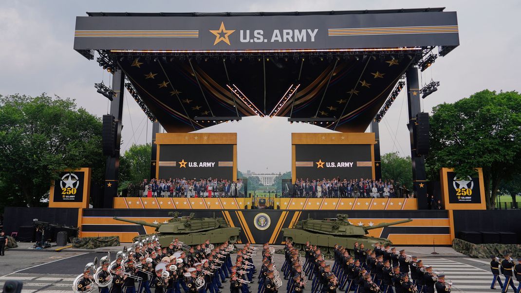 Die Militärparade anlässlich des 250-jährigen Bestehens des US-Heeres fiel mit dem 79. Geburtstag von US-Präsident Trump zusammen.