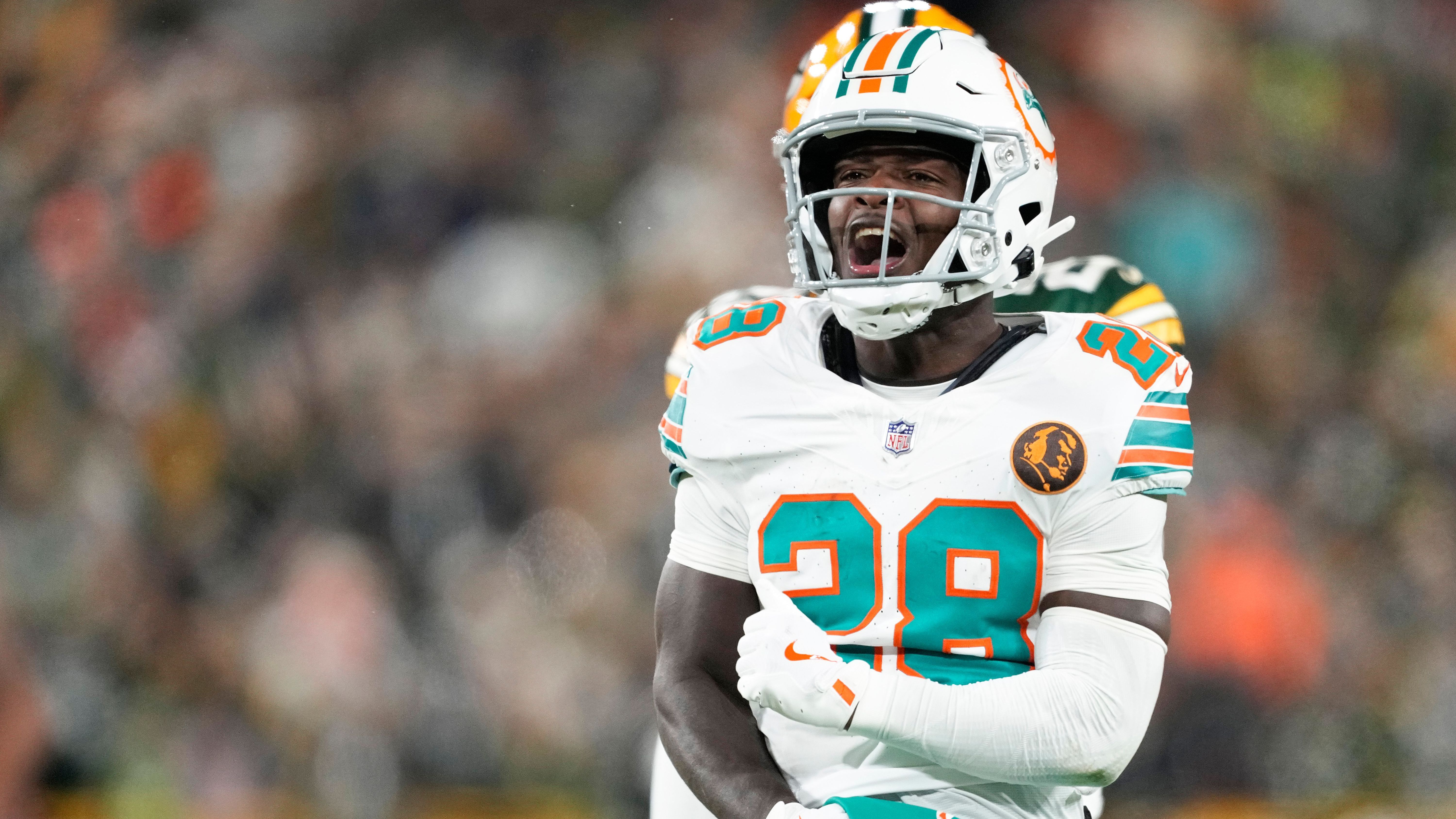 <strong>De'Von Achane (Miami Dolphins)</strong><br><strong>Position</strong>: Running Back / Wide Receiver<br><strong>Alter in 2028</strong>: 26<br>Ähnlich wie Achane. Auch er ist brutal schnell und wird auf einem Flag-Football-Feld schwer zu stoppen sein. Pro Spielzug gibt es auch einen sogenannten Center, der den Ball snappt und dann loslaufen darf. Dafür nominiert man keinen "echten" Center, der zu schwerfällig wäre. Aber einer der RBs wird diesen Job wohl übernehmen müssen.