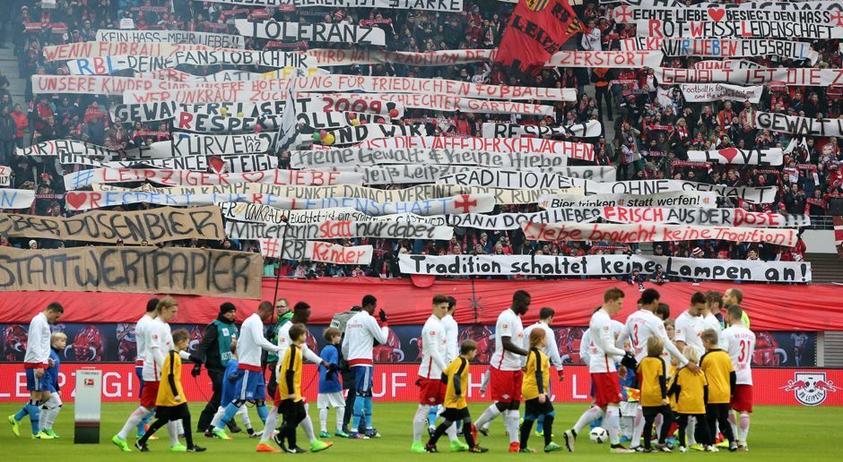 
                <strong>Leipzig reagiert auf die BVB-Plakate</strong><br>
                Nach den Angriffen gegen Fans von RB Leipzig in Dortmund setzten sich die Anhänger der Sachsen im Heimspiel gegen den HSV (0:3) zur Wehr. Das Motto des Tages: Fußball ist für alle da!
              