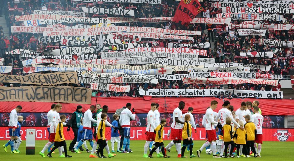 
                <strong>Leipzig reagiert auf die BVB-Plakate</strong><br>
                Nach den Angriffen gegen Fans von RB Leipzig in Dortmund setzten sich die Anhänger der Sachsen im Heimspiel gegen den HSV (0:3) zur Wehr. Das Motto des Tages: Fußball ist für alle da!
              